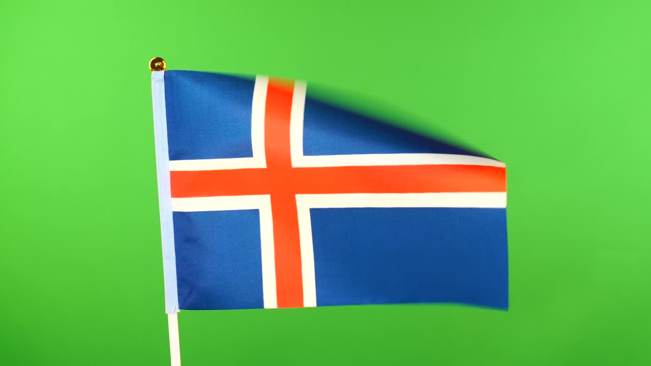 아이슬란드의 발은 초록색 바탕에 있는 발 기둥에서 바람에 흔들리는 아이슬란드 발입니다.