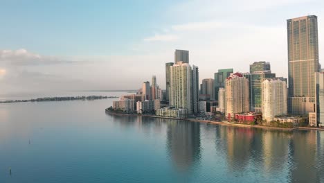 Vista-Aérea-Del-Centro-Urbano-De-Miami-Al-Sur-Del-Río-Miami-Brickell-Reflejándose-En-El-Agua-Al-Amanecer