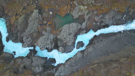vista aérea de arriba hacia abajo de uno de los cientos de ríos de islandia