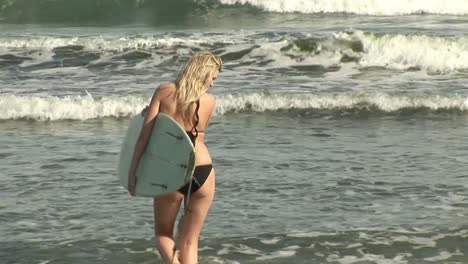 Mujer-Con-Tabla-De-Surf