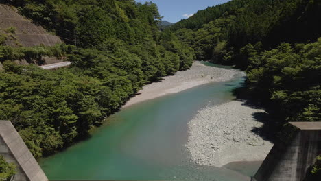 Luftverfolgung-Rückwärts-über-Künstliche-Wasserfälle-In-Der-Präfektur-Kochi-Auf-Der-Insel-Shikoku,-Japan
