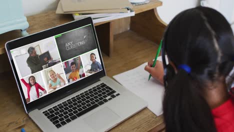 estudiante que usa una computadora portátil para una lección en línea en casa, con un maestro y una clase diversos en la pantalla