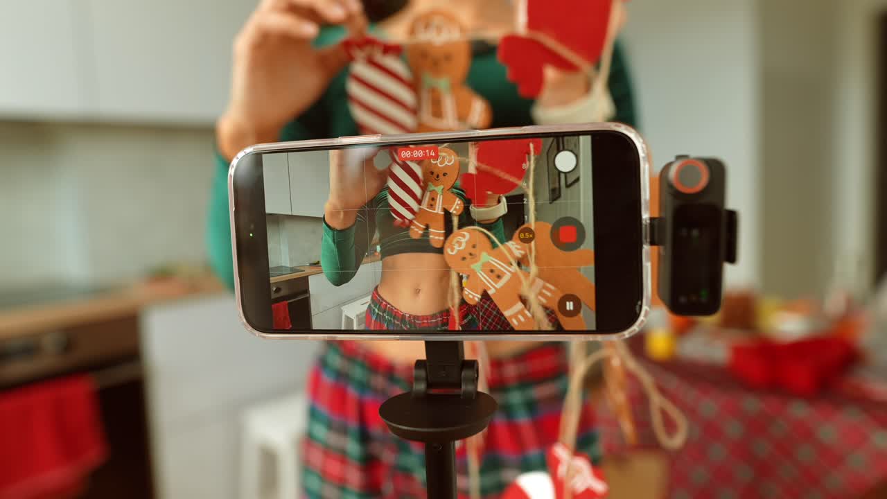 Donna che filma tutorial di Natale fai-da-te per il suo vlog