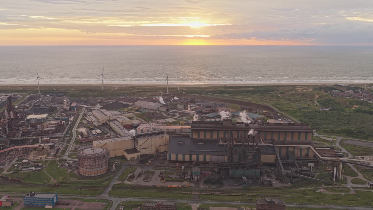 Ampia vista aerea del complesso industriale Tata Steel a IJmuiden, Paesi Bassi.