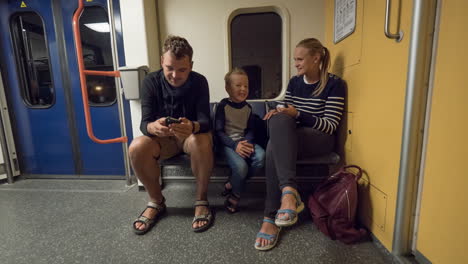 el lapso de tiempo de la familia con el niño en el tren del metro