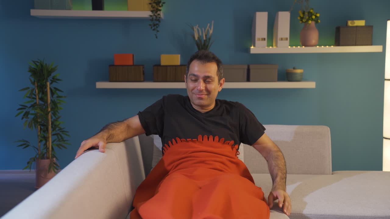 cuando se despierta, el hombre relajado se relaja.