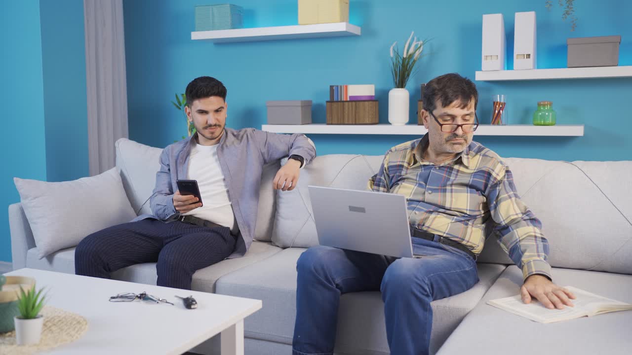 아들은 비밀리에 아버지에게서 차 열 ⁇ 를 가져간다.