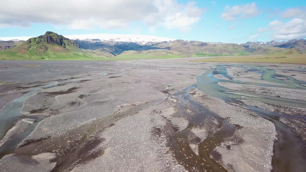 아이슬란드의 외딴 고원 지역에 있는 빙하 강의 유출 패턴과 흐름의 항공 1