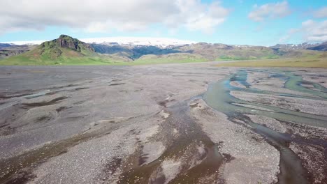 Antena-Del-Patrón-De-Deslave-Y-Flujo-De-Un-Río-Glacial-En-Una-Remota-Región-Montañosa-De-Islandia-1