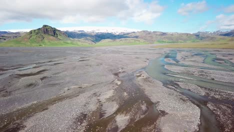 antena del patrón de lavado y flujo de un río glacial en una remota región montañosa de islandia 1
