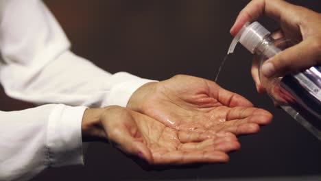 mujer desinfectando sus manos con gel - cerrar aislado