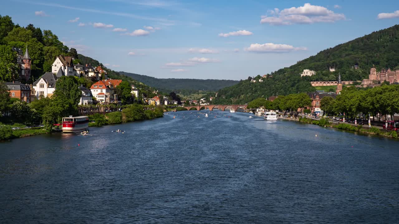 Time-lapse del paesaggio urbano dello skyline di Heidelberg e del traffico fluviale urbano, con movimento di zoom in.
