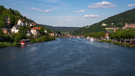 paisaje urbano time-lapse del horizonte de heidelberg y el tráfico fluvial urbano, zoom en movimiento