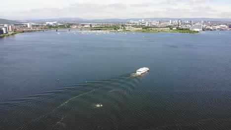 Barco-Pasando-Por-La-Bahía-De-Cardiff