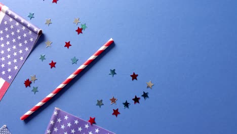 Banderas-Nacionales-De-Estados-Unidos-Con-Estrellas-Y-Paja-Sobre-Fondo-Azul-Con-Espacio-Para-Copiar