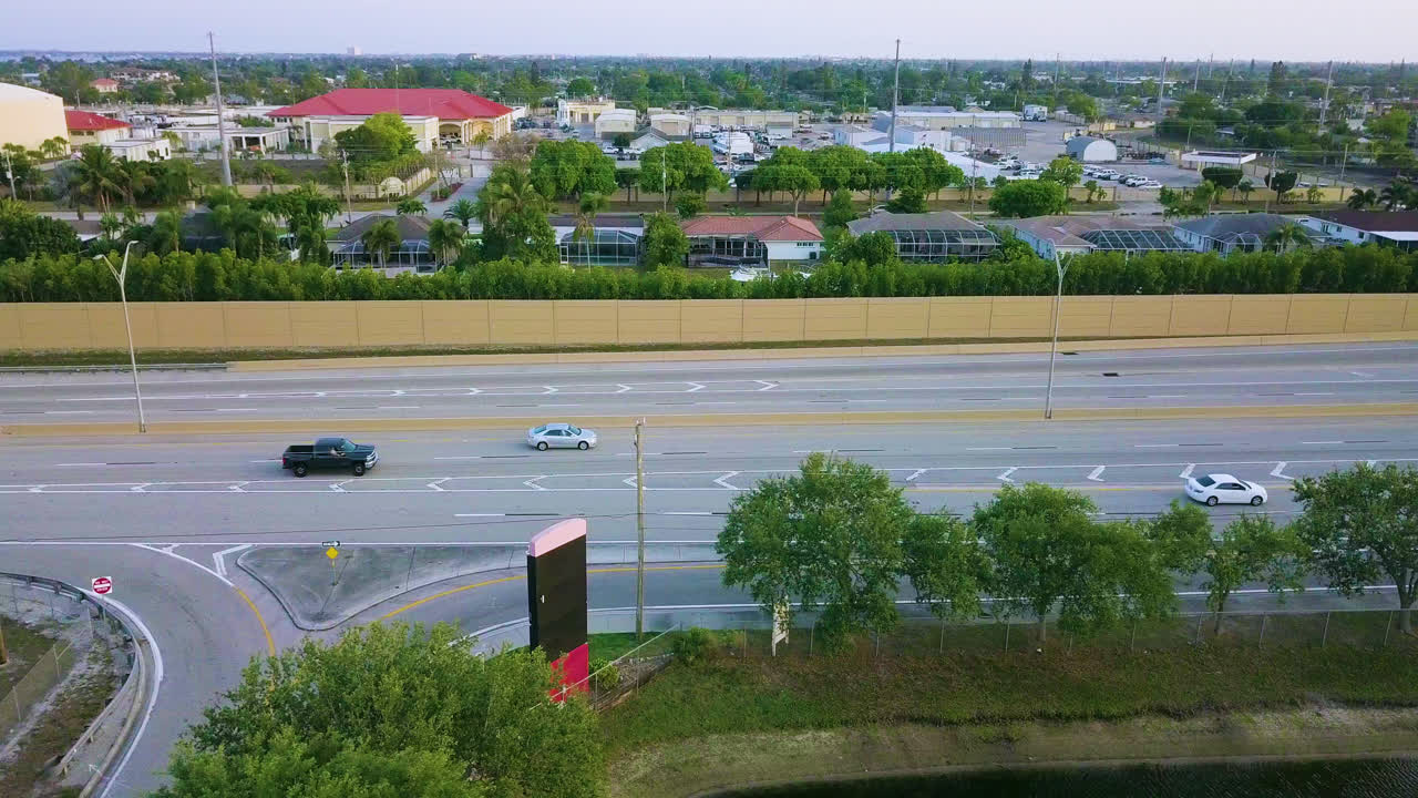 케이프 코랄의 플로리다 6차선 도로