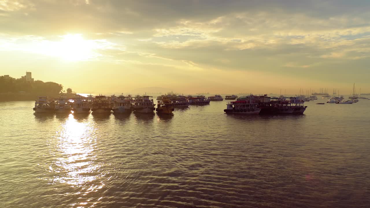 새벽 에  ⁇ 바이 물 에 있는 배 들.  ⁇ 바이, 마하라슈트라, 인도 의 콜라바 지역.