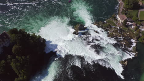 Reveladora-Toma-Aérea-Que-Comienza-En-Birdseye-Y-Luego-Gira-Para-Mostrar-El-área-Alrededor-De-Rheinfall-En-Suiza