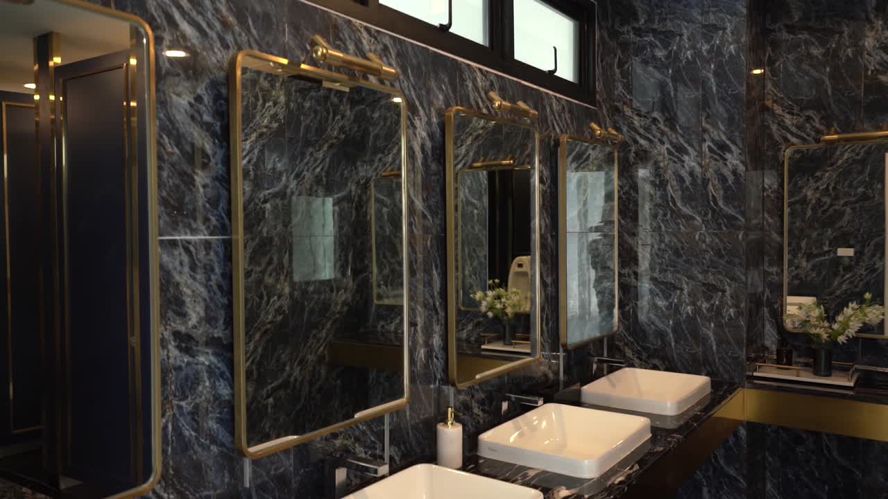 lujo y elegante muro de azulejos de mármol negro baño público
