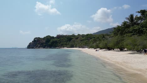 Drohnenflug-Im-Tiefflug-über-Einen-Atemberaubenden-Strand-Auf-Einer-Tropischen-Insel