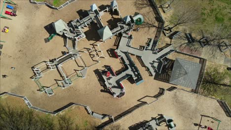 disparo de órbita descendente de niños en el parque infantil en liberty park en clarksville, tennessee