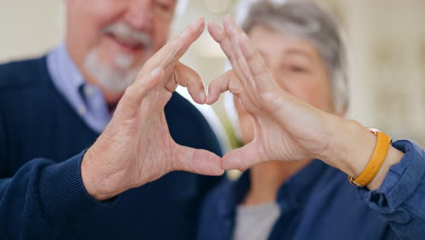 una vieja pareja, corazón y manos con amor