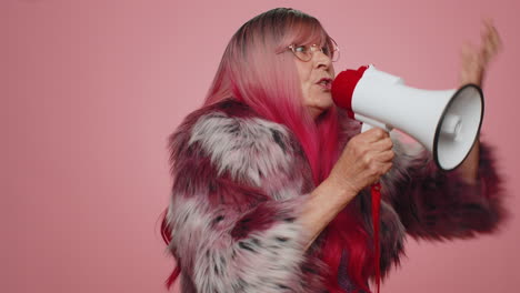 Smiling-stylish-woman-talking-with-megaphone,-proclaiming-news,-loudly-announcing-sale-advertisement