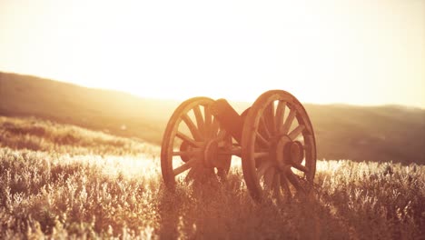 Pistola-De-Guerra-Histórica-En-La-Colina-Al-Atardecer