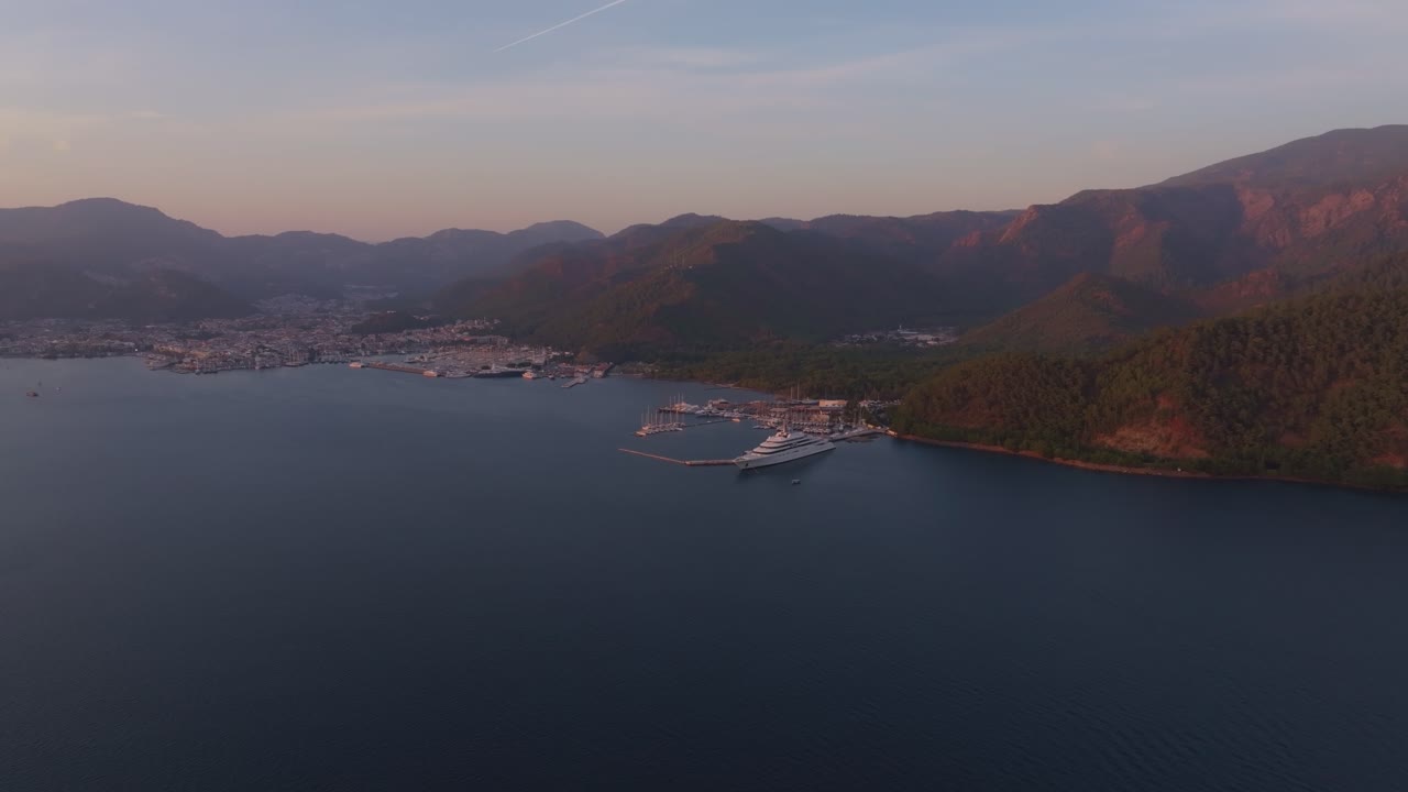 Toàn cảnh từ trên cao siêu du thuyền sang trọng trong vịnh Marmaris yên bình vào lúc hoàng hôn