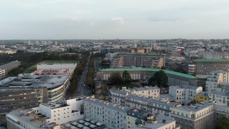 Vista-De-Pájaro-Que-Muestra-La-Ciudad-Francesa-De-Brest-En-La-Tarde-De-Otoño