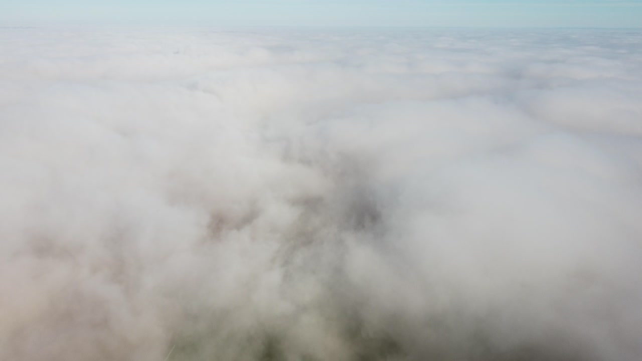 위의 공중보기에서 안개 안개 구름
