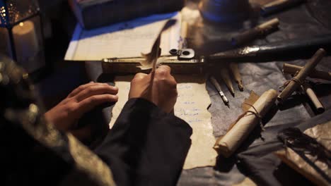 hombre escribiendo con una pluma de pluma.