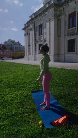 mujer practicando yoga al aire libre