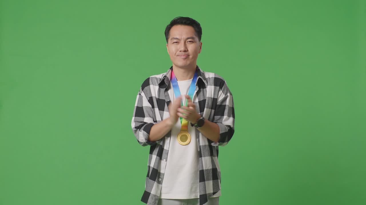 메달 박수를 치는 남자