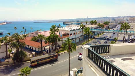 Blick-Auf-Den-Hafen-Von-Algier-Mit-Dem-Denkmal-Der-Märtyrer-Im-Hintergrund---Algerien