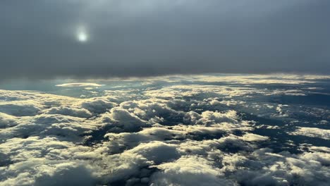 vista aérea desde una cabina mientras volaba a través de capas de nubes antes del atardecer en un día de invierno