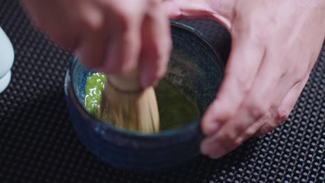 la preparación del té matcha