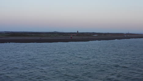 faro en westkapelle después del atardecer. toma aerea
