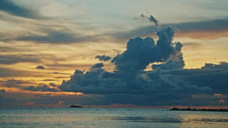 puesta de sol sobre el océano con nubes dramáticas