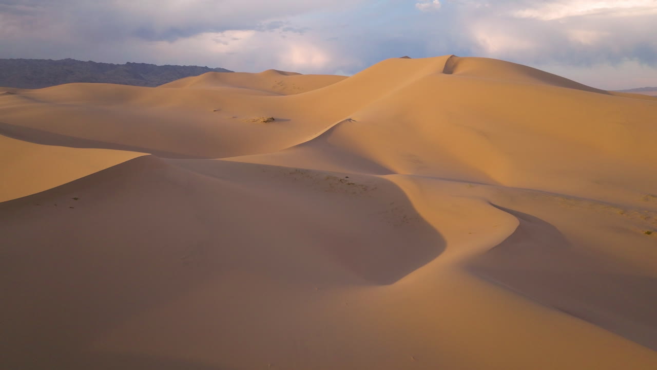 interminables dunas de arena sobre el desierto de gobi durante el amanecer en el sur de mongolia