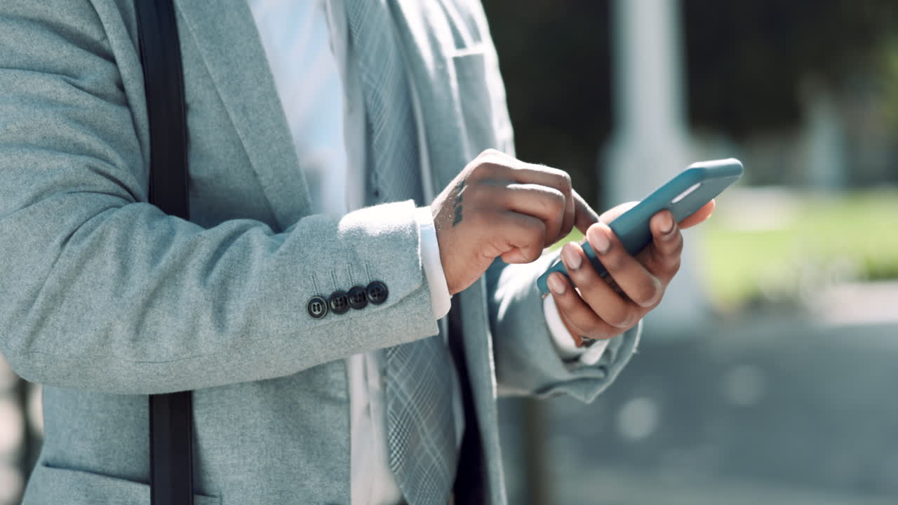 Messaggiare, telefono e mani di uomo di colore in città