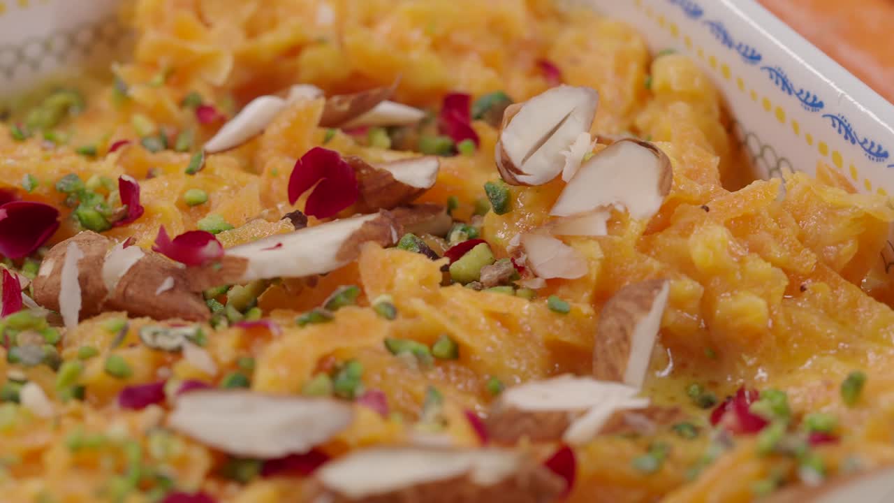 Halwa de zanahoria con almendras, pistachos y pétalos de rosa