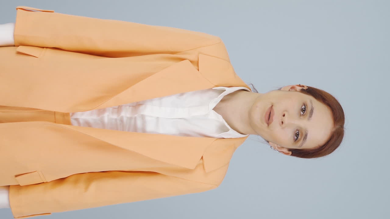 피곤한 비즈니스 여자의 수직 비디오.