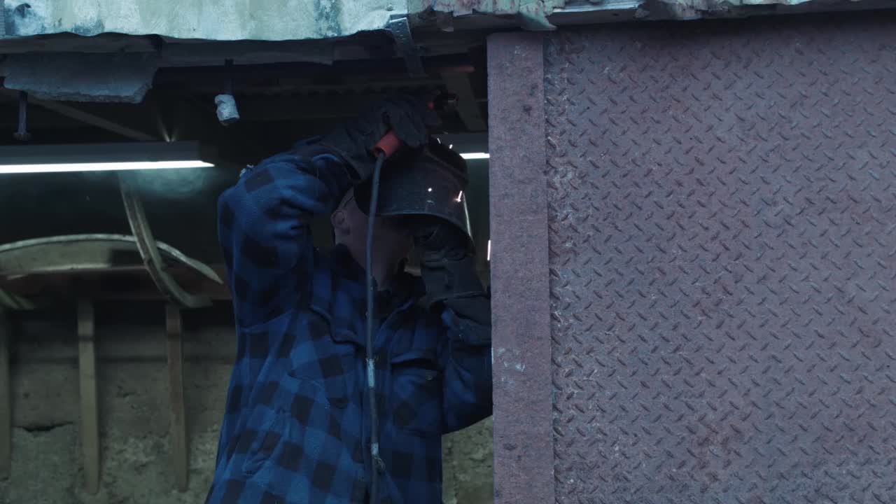 soldador soldadura chispas garaje industrial