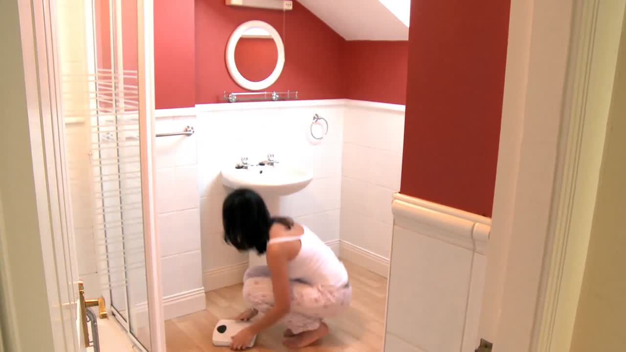 mujer feliz comprobando su peso