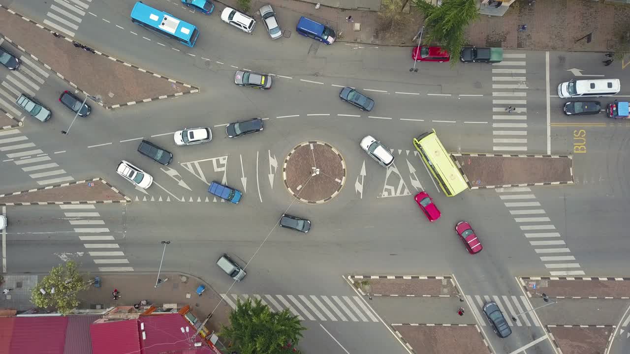 fondo de tráfico de la ciudad ocupada. vista aérea del tráfico circular de la ciudad.
