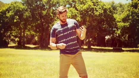 en alta calidad en formato 4k hipster guapo tocando la guitarra del aire