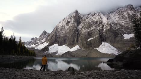 Mochilero-Aventurero-Frente-Al-Lago-Floe-En-El-Parque-Nacional-De-Kootenay