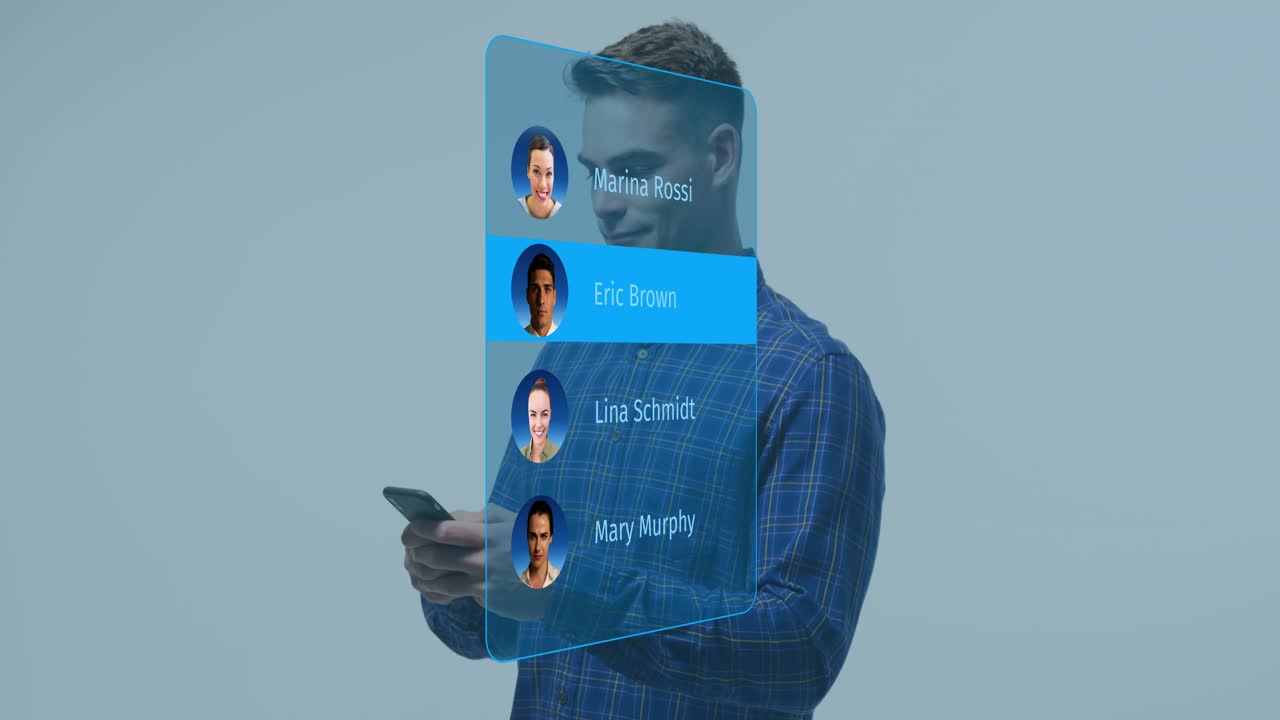 Uomo che scorre lo smartphone navigando tra i contatti olografici, mentre una barra traccia il telefono selezionando il contatto Mary Murphy tech.