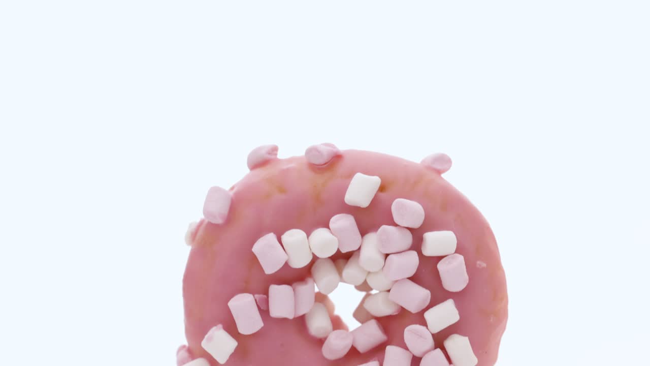 다양한 맛의 도, 분홍색 glazed marshmallow 도, 색 배경에 밝고 다채로운 뿌려진 도